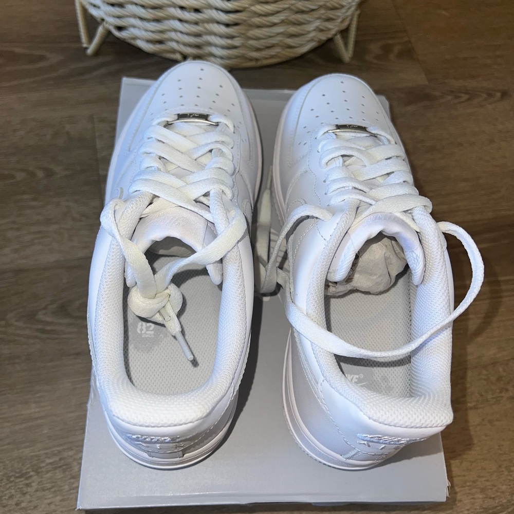 NEW Nike Air Force 1 ’07 – Women’s 7.5 — Men’s Size 6 – All White – Box Included - Picture 4 of 10